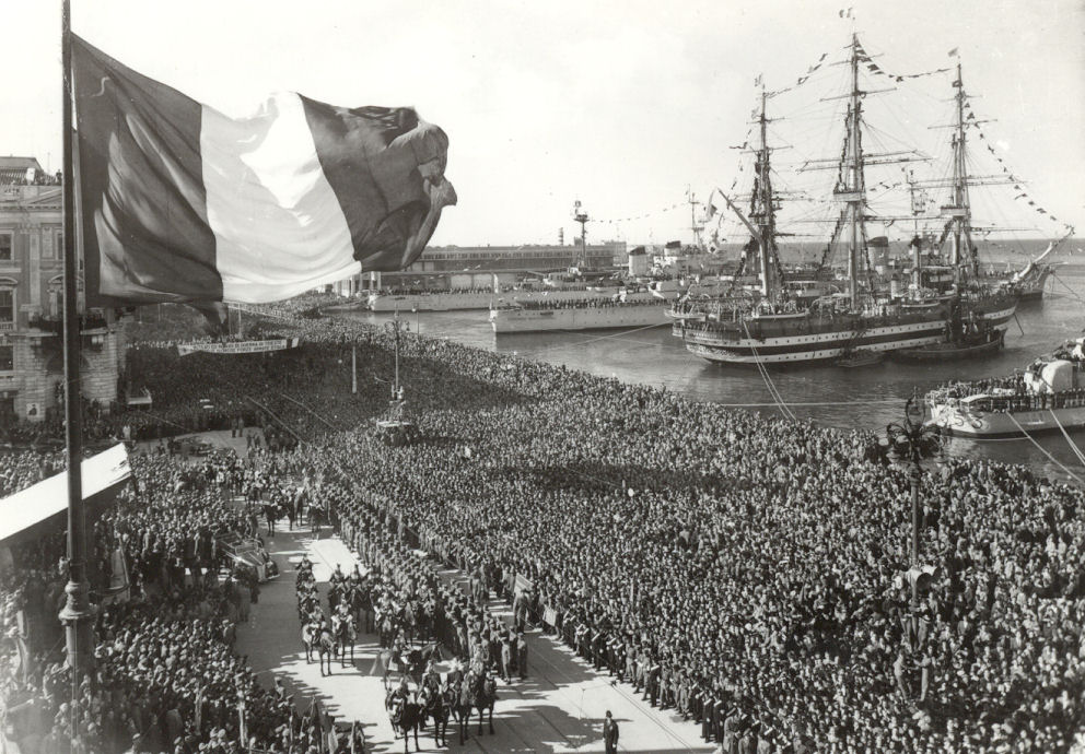 Il 26 ottobre 1954 a Trieste si tengono le celebrazioni per il passaggio della città alla Repubblica italiana. Foto via Wikimedia Commons. Giorno del Ricordo confine orientale