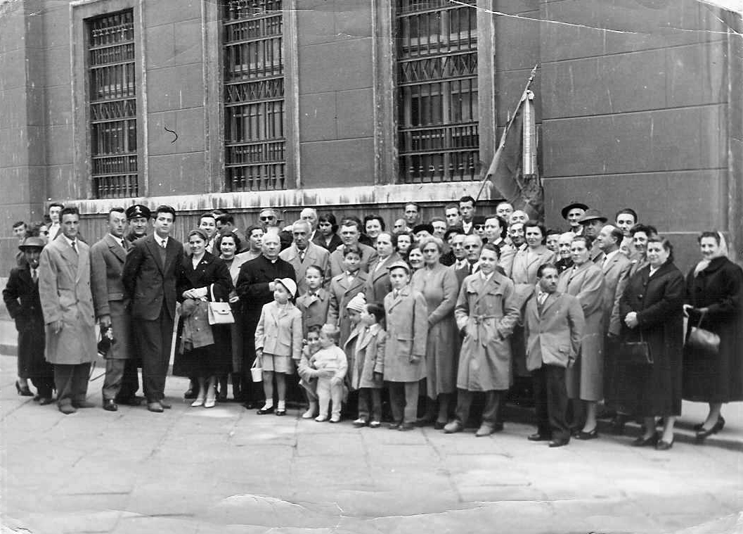 Foto scattata a Trieste nel 1959, che ritrae un gruppo di persone provenienti da Piemonte d'Istria. Immagine via Wikimedia Commons. Giorno del Ricordo a Sassuolo