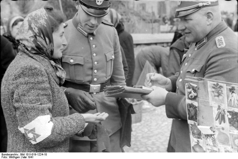 I nazisti controllano i documenti in un ghetto polacco. Giorno della Memoria a Sassuolo