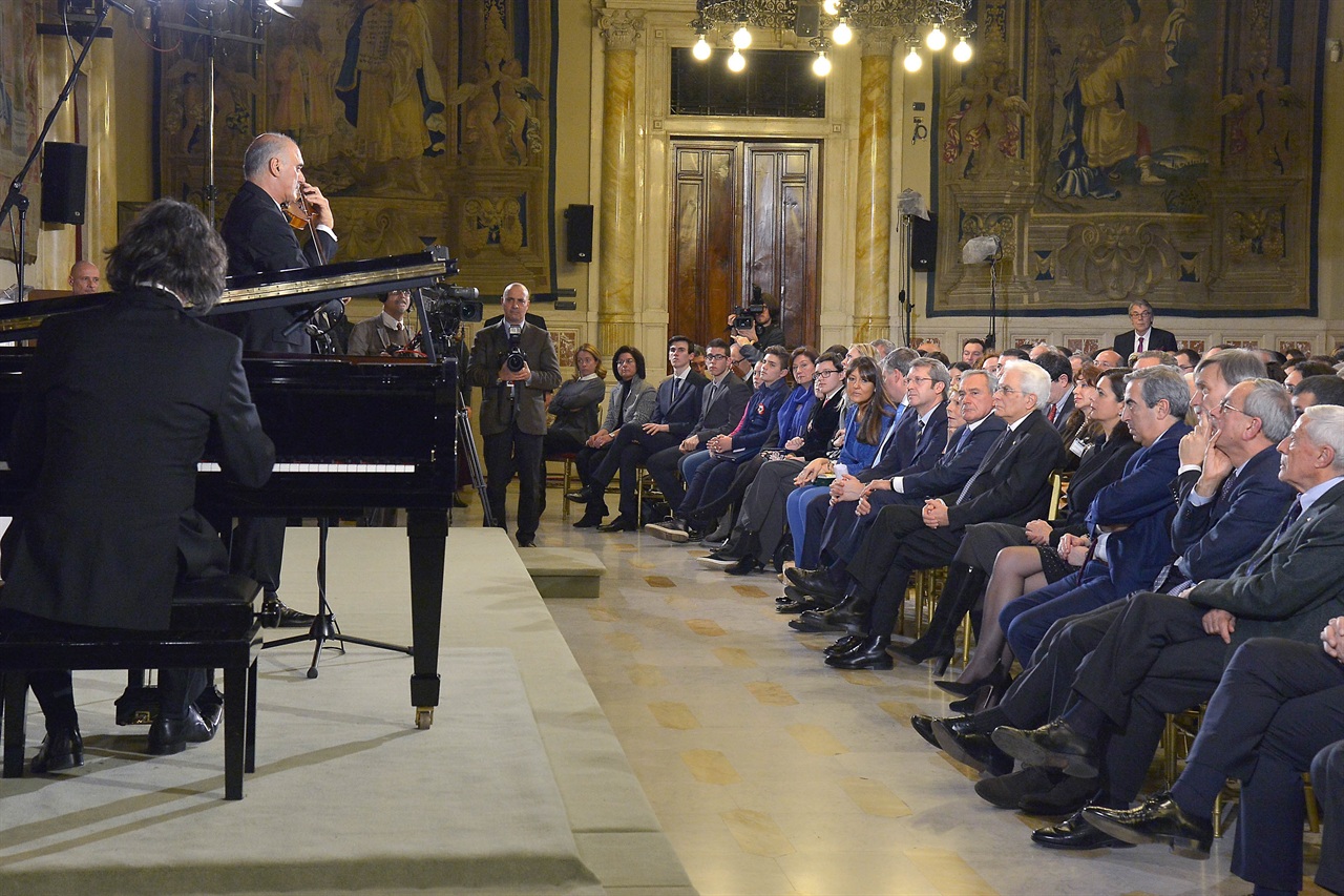 Il Presidente della Repubblica Sergio Mattarella alla celebrazione del "Giorno del Ricordo" nel 2015. Foto della Presidenza della Repubblica Italiana (CC-BY-4.0), via Wikimedia Commons. Giorno del Ricordo confine orientale