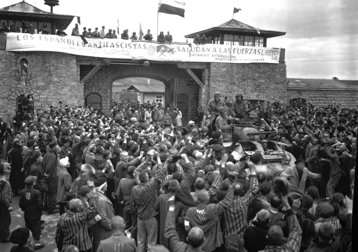 Ebrei nella seconda guerra mondiale - Nel corso della Seconda guerra mondiale vengono uccisi circa 6 milioni di ebrei. Questa foto mostra invece la liberazione del campo di Mauthausen