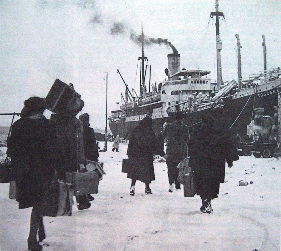 Febbraio 1947. Profughi in partenza da Pola. Foto via Wikimedia Commons. Giorno del Ricordo a Sassuolo