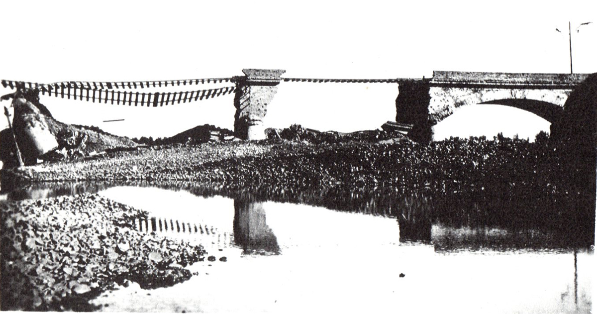 Il ponte sul Secchia tra Sassuolo e la Veggia dopo il bombardamento che lo centrò nel 1944.