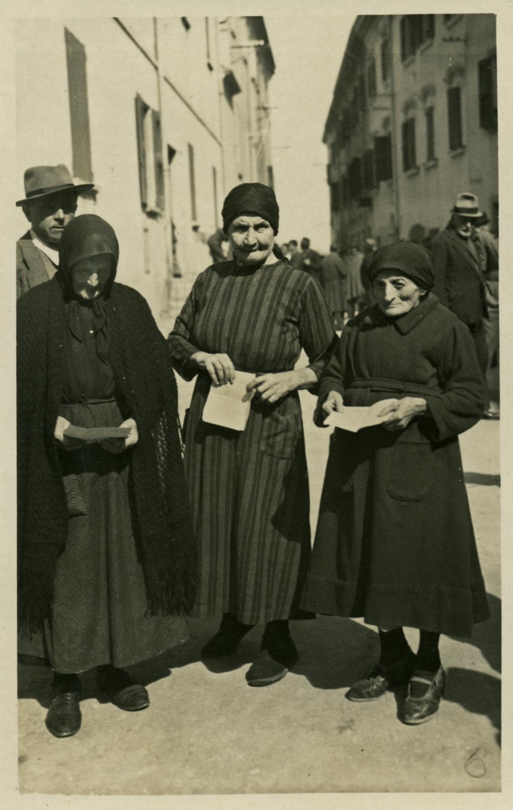 Storie di donne in lotta. Anziane elettrici votano per la prima volta nel 1946. Giovani sostenitrici della Resistenza a Castelvetro subito dopo la Liberazione. Foto tratta dal fondo di Fausto Simonini - Archivio del Gruppo di documentazione vignolese Mezaluna - Mario Menabue