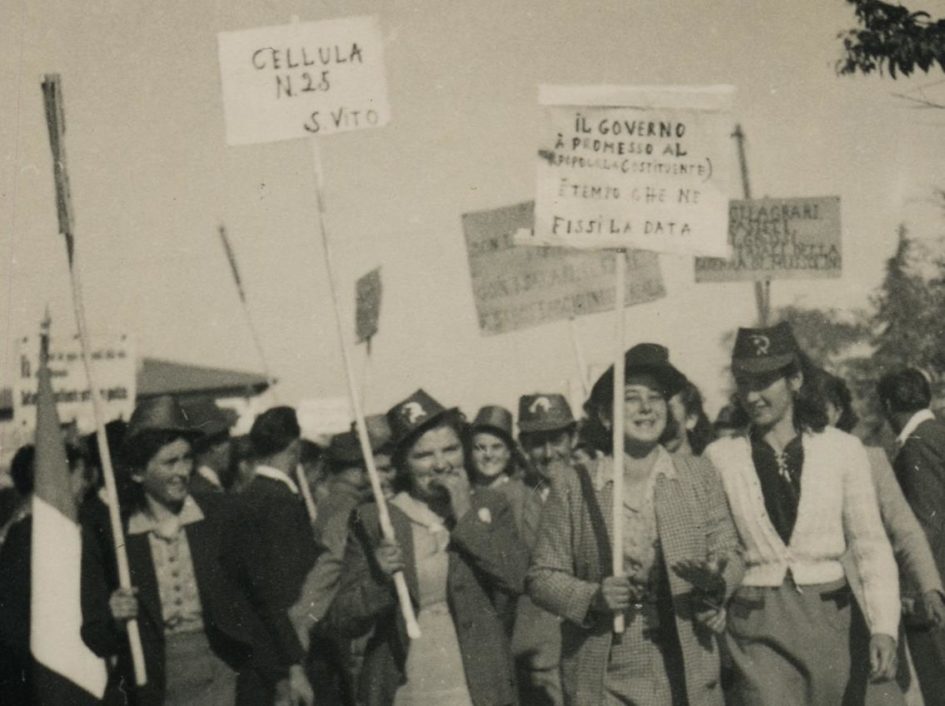 Storie di donne in lotta. Manifestazione di partigiane e militanti delle organizzazioni femminili modenesi nel secondo dopoguerra. Foto tratta dal fondo di Fausto Simonini - Archivio del Gruppo di documentazione vignolese Mezaluna - Mario Menabue - spettacolo 8 marzo