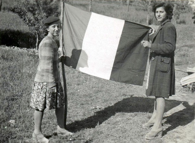 Storie di donne in lotta. Giovani sostenitrici della Resistenza a Castelvetro subito dopo la Liberazione. Foto tratta dal fondo di Fausto Simonini - Archivio del Gruppo di documentazione vignolese Mezaluna - Mario Menabue