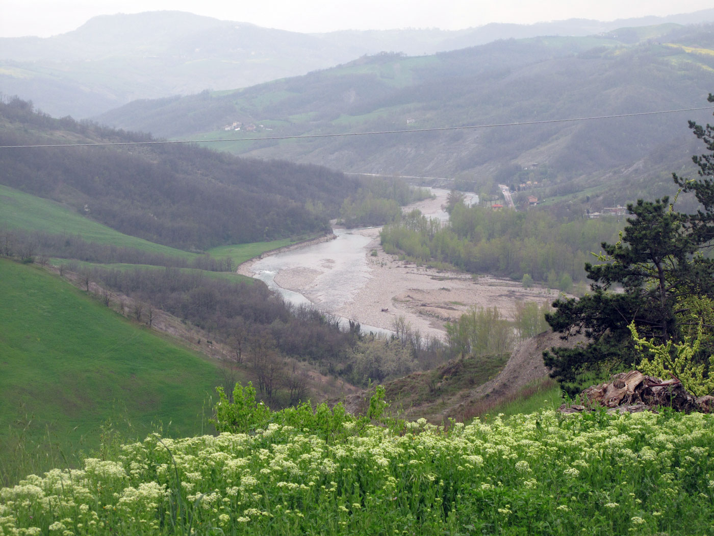 Il fiume Panaro, visto dalle colline sopra la riva destra, quella investita dalla battaglia di Pieve di Trebbio