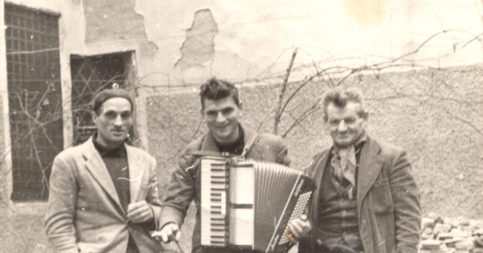 Momento di festa nel cortile delle carceri sassolesi (Natale 1956).