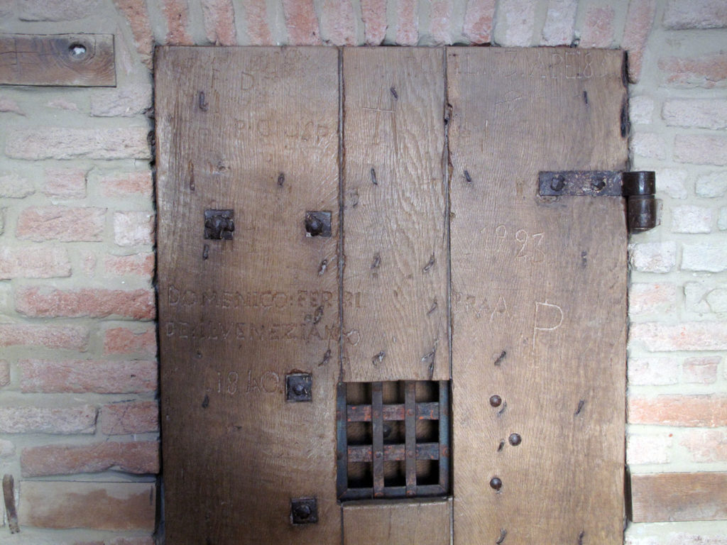 La porta di una delle celle del carcere di Sassuolo.