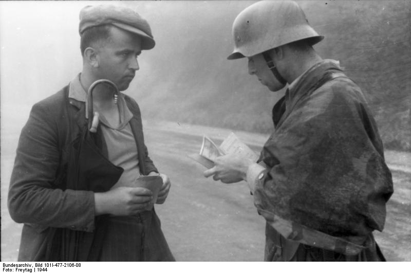 Un soldato tedesco controlla i documenti a un civile italiano. Mario Ricci 