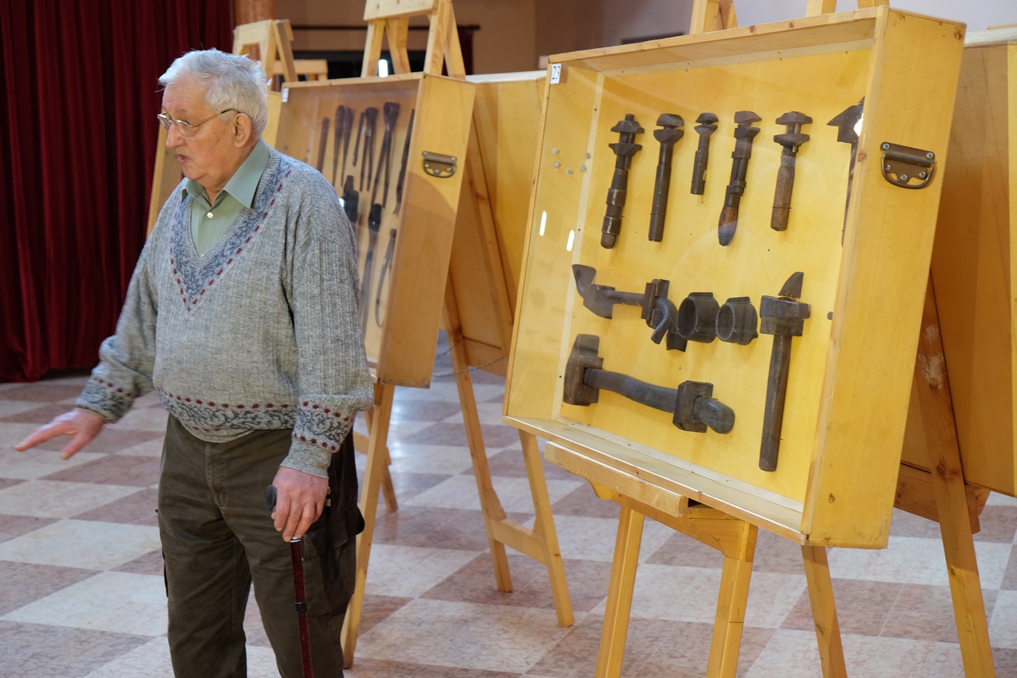 Ernesto Stanzani (Comitato arte contadina di Castelvetro) durante l'intervista sulla collezione degli strumenti per la lavorazione del legno. Foto di Fausto Corsini. Rosso Graspa. Museo del vino e della società rurale di Castelvetro