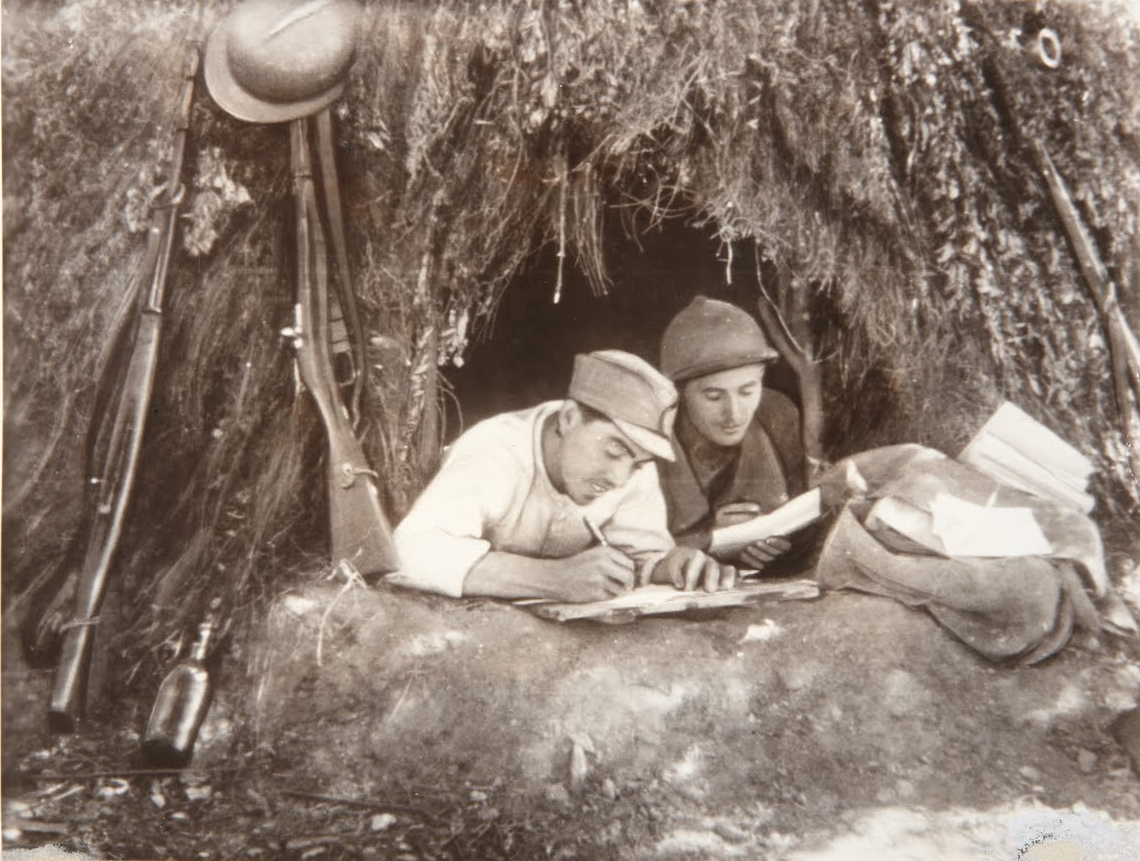 Soldati dell'esercito repubblicano intenti a scrivere lettere in un momento di pausa dei combattimenti. Foto via Wikimedia commons - guerra civile spagnola