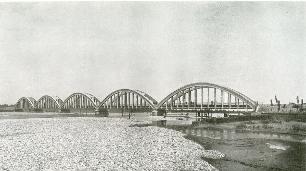 Storia di Vignola tra Resistenza e ricostruzione. Il ponte ferroviario tra Savignano sul Panaro e Vignola, fatto saltare dai nazisti all'inizio dell'estate 1944. Foto archivio Gruppo Mezaluna Mario Menabue