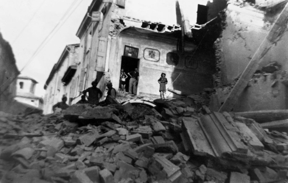 Via Soli, nel centro storico di Vignola, dopo i bombardamenti del 19 aprile 1945. Foto di Carlo Eugenio Muratori - Storia di Vignola dalla Resistenza alla ricostruzione