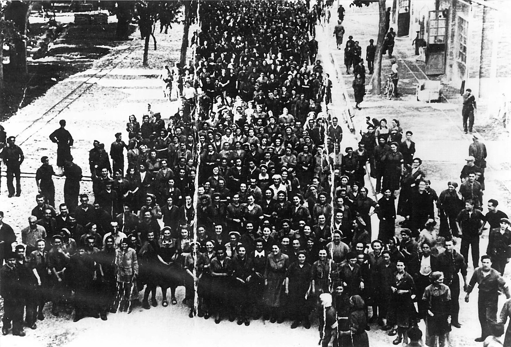 Storia di Vignola tra Resistenza e ricostruzione. Il 28 luglio 1943 le lavoratrici e i lavoratori della SIPE scendono in sciopero per chiedere la pace. Il corteo cerca di raggiungere Spilamberto, ma lungo la strada provinciale è presente un reparto del Regio Esercito. I militari sparano in aria e i manifestanti si disperdono. Foto tratta dal libro Lottare per scegliere. Antifascismo, Resistenza e ricostruzione a Spilamberto