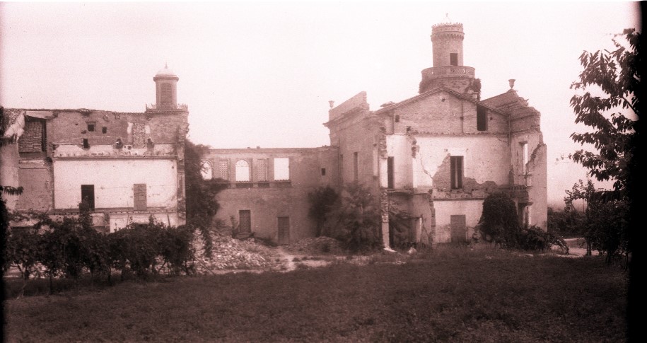 Storia di Vignola dalla Resistenza alla ricostruzione. Villa Martuzzi, sulla collina di Campiglio, dopo i bombardamenti aerei del febbraio 1945. Foto archivio Gruppo Mezaluna Mario Menabue