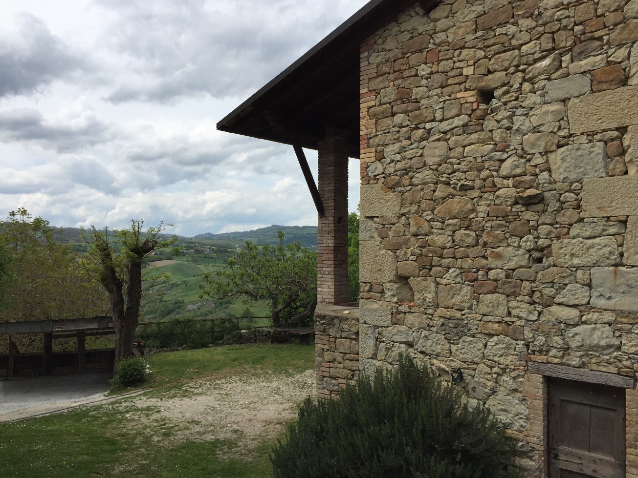 Dettaglio del borgo storico di Chiagnano, uno dei luoghi in cui trovano riparo i partigiani nella notte precedente al rastrellamento che innesca la battaglia di Benedello