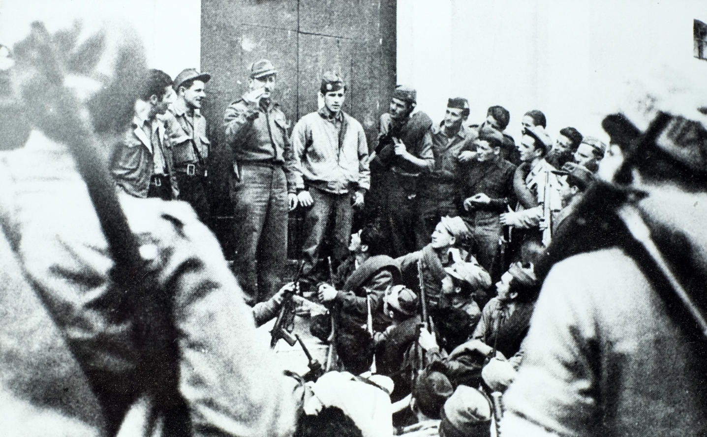 Mario Ricci parla ai partigiani a Querciola di Vidiciatico prima dell'attacco a Monte Belvedere nella primavera del 1945. Foto della famiglia Montecchi - battaglia di Benedello - spettacolo sulla Resistenza