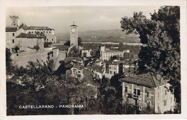 Il centro storico e il Municipio di Castellarano in una cartolina spedita il 30 ottobre 1940. Tratta da Claudio Alvisi, Le cartoline di Castellarano, Centro Studi Storici Castellaranesi, 2016. Ringraziamo l'autore e il Centro Studi per la gentile concessione - rocca di Castellarano