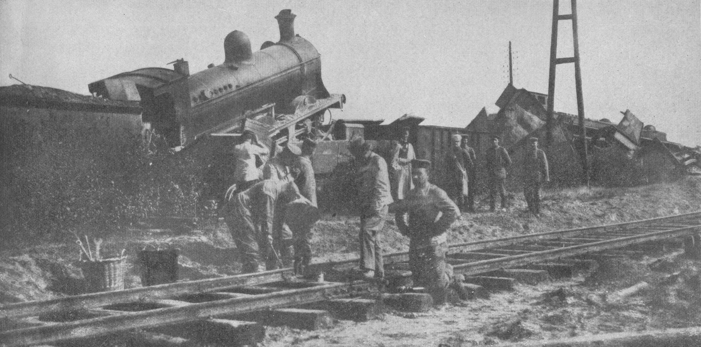 I tedeschi liberano i binari da alcuni treni, distrutti dai belgi e lasciati sulle rotaie per impedire l'avanzata delle truppe - viaggio in Belgio Prima guerra mondiale 