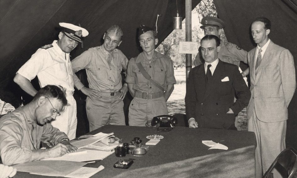La firma dell'armistizio di Cassibile, annunciato in Italia l'8 settembre 1943