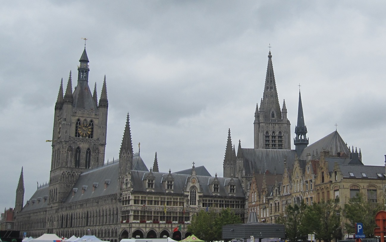 Ypres, Grote Markt. A sinistra la Cloth Hall e il Belfort (torre civica) - viaggio in Belgio Prima guerra mondiale