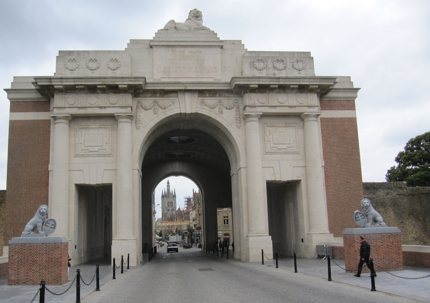 Il Menin Gate, una delle porte di accesso a Ypres, è stato ricostruito nel 1928 come monumento ai soldati britannici caduti fino al 1917. Sotto il grande arco, ogni sera alle 20, si ripete la cerimonia The last post, che tiene viva la memoria di chi ha perso la vita nella tragedia della Grande Guerra