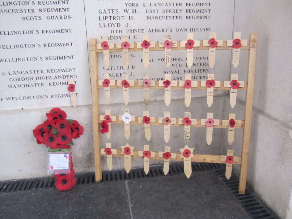 I papaveri dominano gli omaggi ai caduti del Commonwealth, commemorati nel Menin Gate di Ypres - viaggio in Belgio Prima guerra mondiale