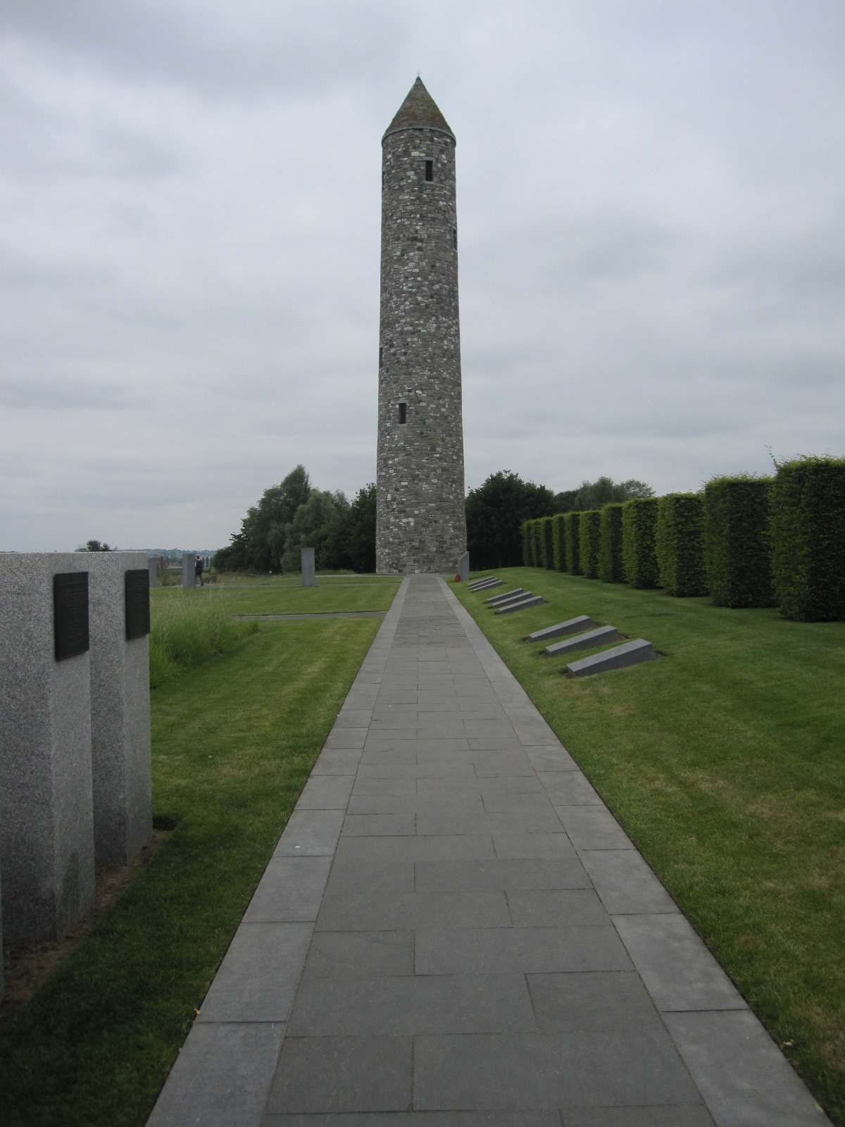 Il Parco della Pace a Messines, luogo della memoria dedicato ai soldati irlandesi della Prima guerra mondiale e dominato dalla Peace Tower. Inaugurato nel 1998, dopo gli accordi del Good Friday e la fine della guerra civile tra protestanti e cattolici, il parco ambisce a costruire la pace e la fratellanza attraverso la memoria - viaggio in Belgio Prima guerra mondiale