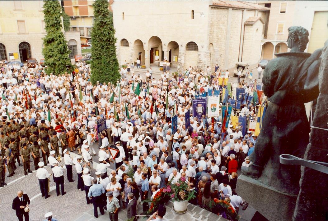 Folla ai funerali di Mario Ricci. Foto tratta dalla mostra Mario Ricci "Armando" dal mito alla storia - con Armando nel cuore