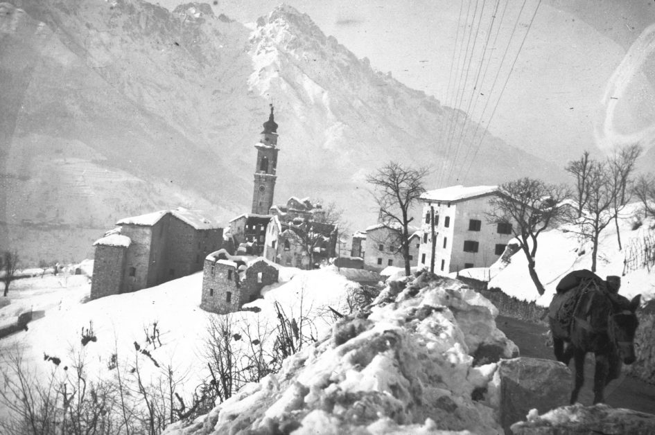 Fotografia scattata dal capitano medico Vaifro Agnoli a Raossi (Vallarsa) nel 1918, pubblicata nella mostra Le casse ritrovate. Scritture e immagini della Grande Guerra "dal basso" - didattica Prima guerra mondiale - spettacolo prima guerra mondiale