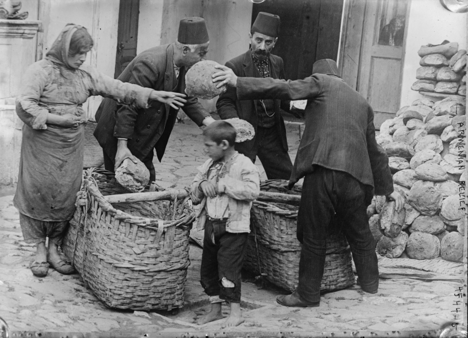 Rifugiati armeni ricevono aiuti alimentari durante la Prima guerra mondiale. Foto via Wikimedia Commons