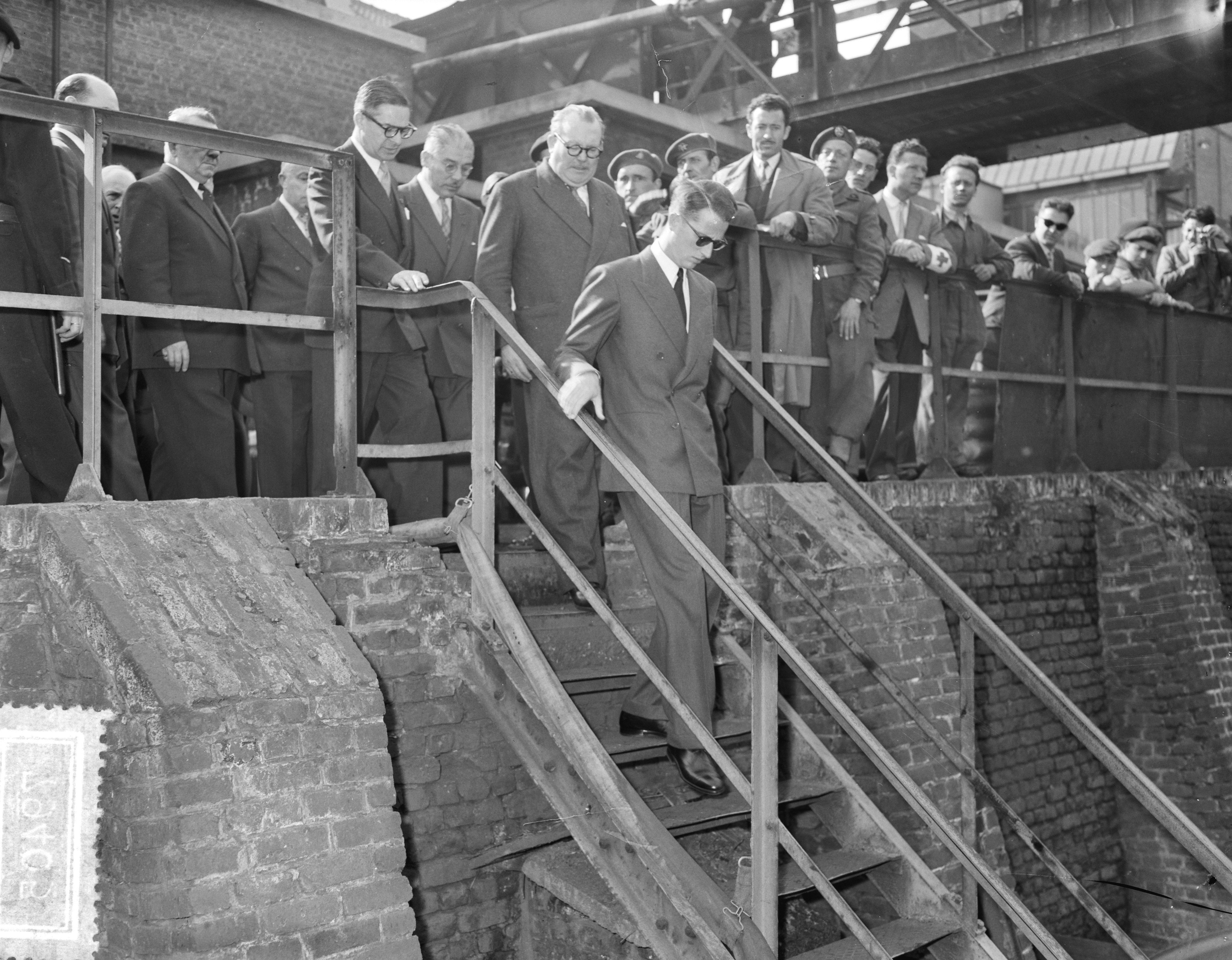 Re Baldovino e il primo ministro belga visitano il Bois du Cazier dopo il disastro di Marcinelle. Foto di Wim van Rossem, Nationaal Archief, via Wikimedia commons