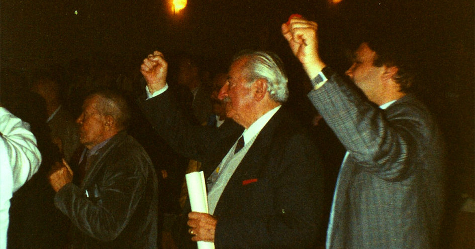 Con Armando nel cuore - Mario Ricci "Armando" a Madrid negli anni Ottanta per l'incontro tra i miliziani delle Brigate Internazionali. Foto di Dolver Bortolini, pubblicata nella mostra Mario Ricci "Armando" dal mito alla storia - Festa dell'Unità Modena