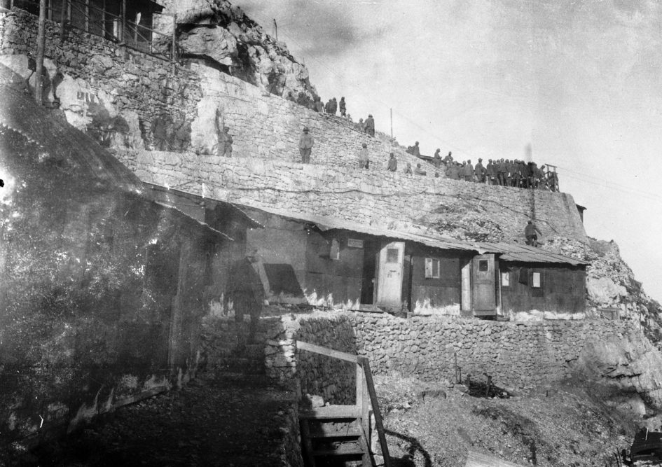 Fotografia scattata dal capitano medico Vaifro Agnoli nei pressi del Soglio dell'Incudine (Pasubio) nel 1918, pubblicata nella mostra Le casse ritrovate. Scritture e immagini della Grande Guerra "dal basso"