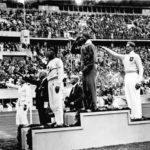 Jesse Owens sul gradino più alto del podio dopo la gara di salto in lungo alle Olimpiadi di Berlino 1936 - Bundesarchiv, Bild 183-G00630 / Unknown / CC-BY-SA 3.0 - sport e storia