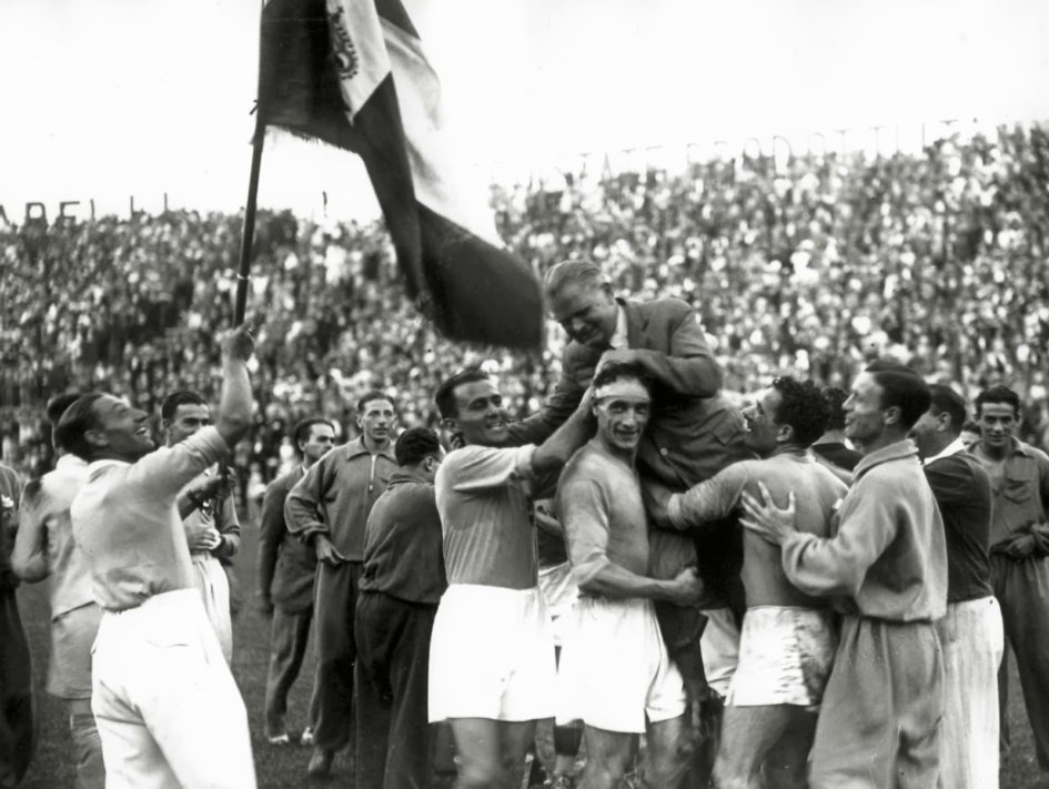 I giocatori della nazionale italiana di calcio portano in trionfo il commissario tecnico Vittorio Pozzo dopo la vittoria nella Coppa del Mondo del 1934 - sport e storia