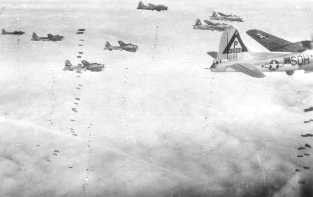 Formazione da bombardamento dell'aviazione alleata. Foto via Wikimedia Commons