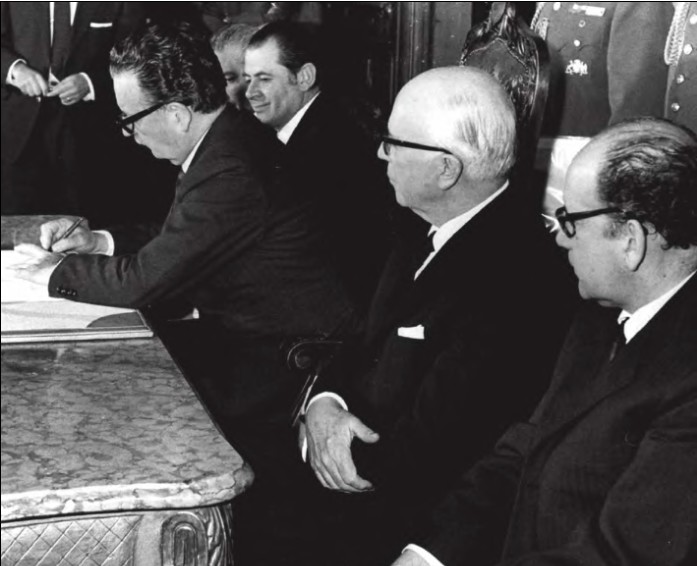 Salvador Allende firma il decreto di nazionalizzazione delle miniere di rame. della Repubblica cilena. Foto via Wikimedia Commons, CC-Historia Política BCN, Cc-by-3.0-cl - 11 settembre 1973 Cile Salvador Allende