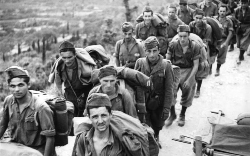 Soldati italiani fatti prigionieri dai tedeschi a Corfù dopo l'8 settembre 1943. Foto via Bundesarchiv, Bild 101I-177-1459-32 / Cuno / CC-BY-SA 3.0