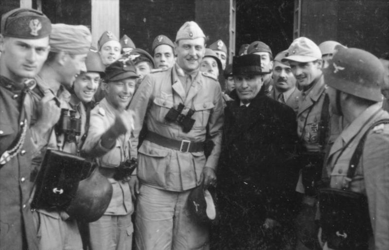 I militari tedeschi e le SS liberano Mussolini sul Gran Sasso. Foto via Bundesarchiv, Bild 101I-567-1503C-15 / Toni Schneiders / CC-BY-SA 3.0