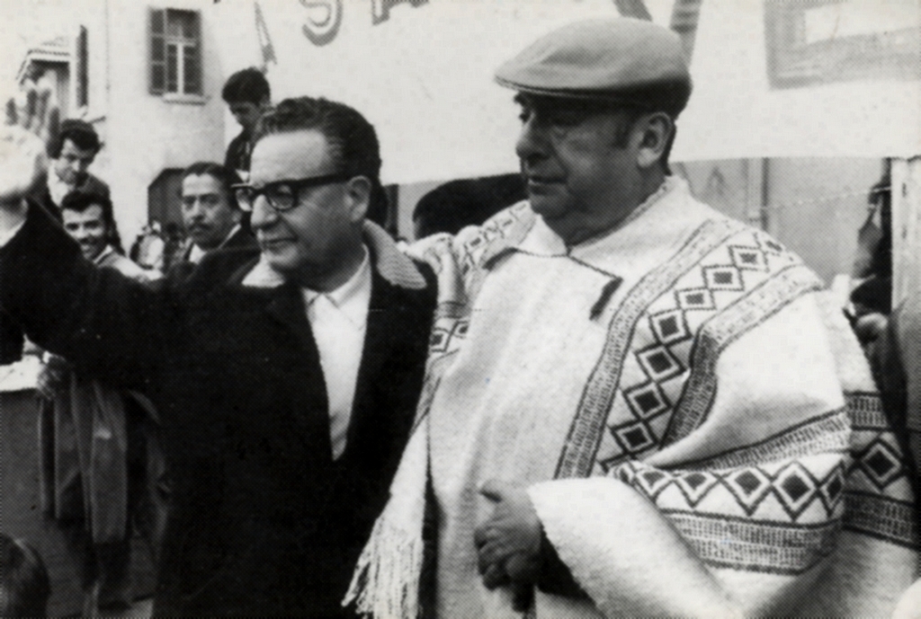 Salvador Allende insieme al grande poeta cileno Pablo Neruda. Foto via Wikimedia Commons, CC-Historia Política BCN, Cc-by-3.0-cl
