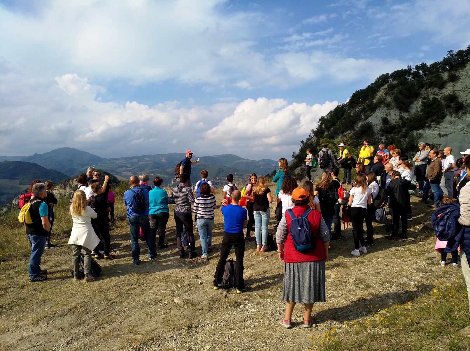 Tappa narrativa sul crinale tra San Martino e Caprara: di fronte al gruppo la valle del Reno - trekking sulla strage di Marzabotto