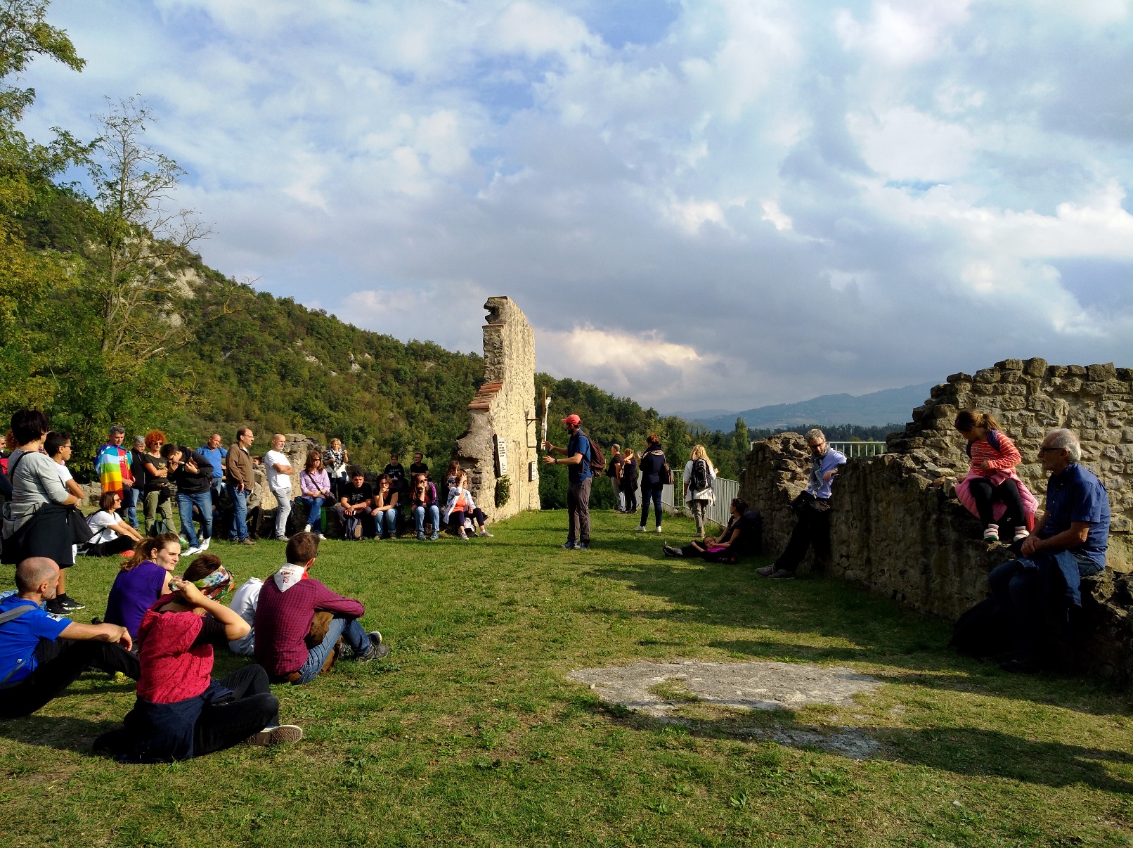 La tappa narrativa a Caprara di Sopra, accanto alle rovine dell'edificio che fino agli anni Ottanta dell'Ottocento ospitava la sede del Comune di Marzabotto