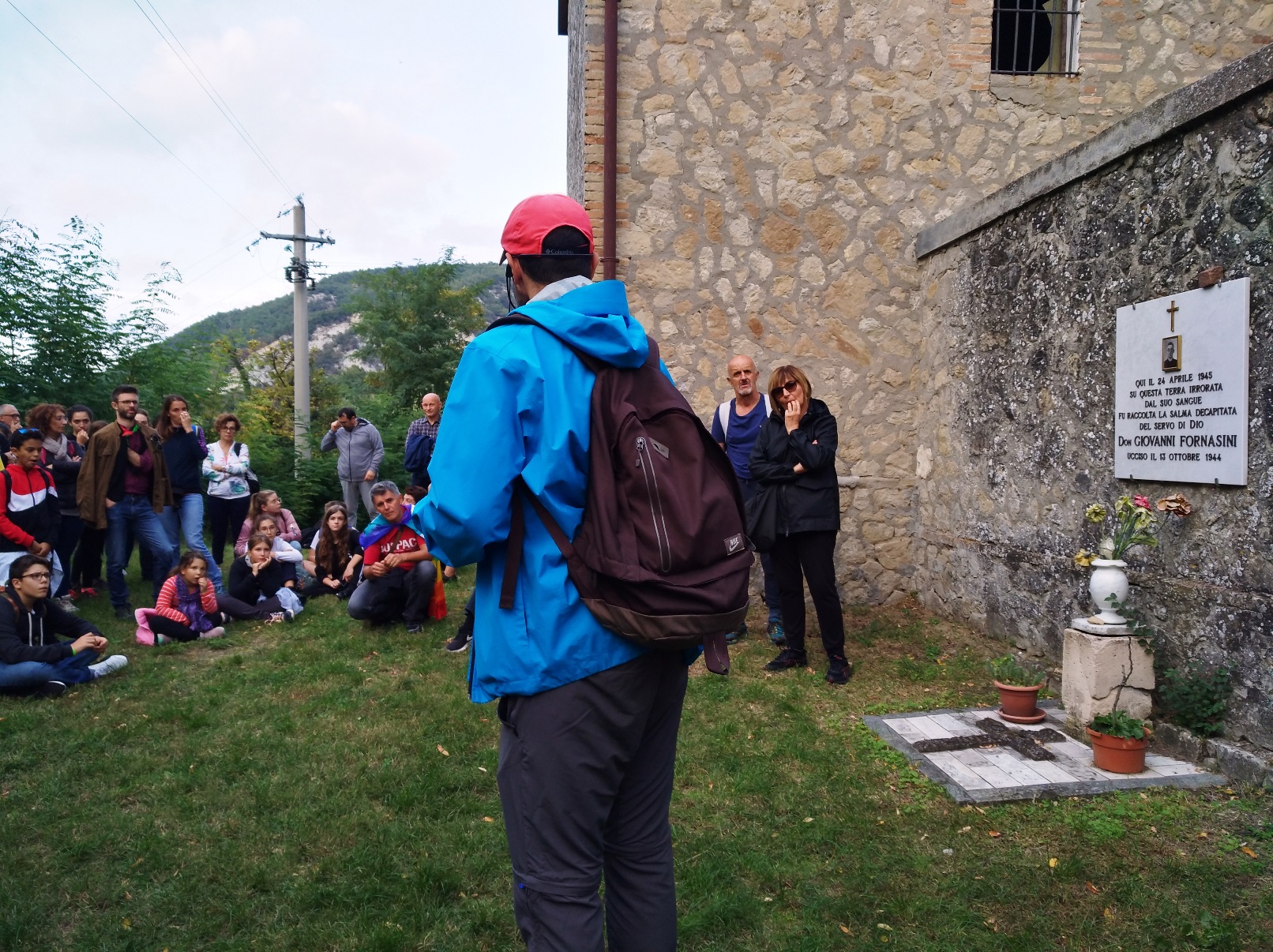 La tappa narrativa sul retro del cimitero di San Martino, nei pressi del monumento a don Giovanni Fornasini - strage di Marzabotto