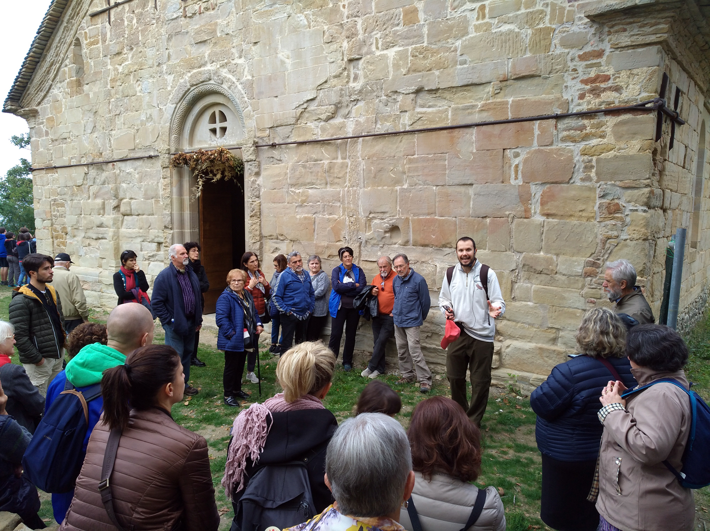 Resistenza Appennino reggiano - La tappa narrativa presso la pieve matildica di Toano. Foto di Paola Gemelli