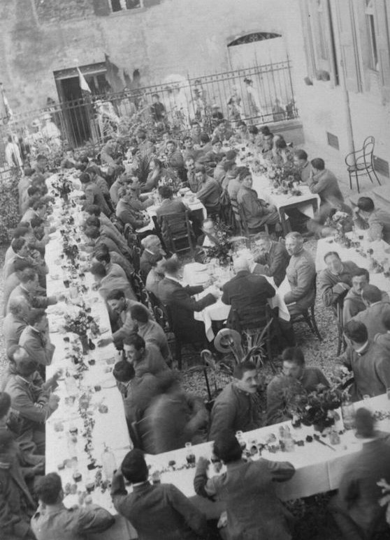 Grande Guerra a Vignola - Settembre 1917: pranzo all'aperto per i militari ricoverati nell'ospedale di Vignola, organizzato nel giardinetto davanti all'ingresso della struttura in piazza Carducci. Foto dall'archivio del Gruppo Mezaluna - Mario Menabue