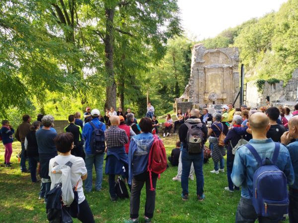 La narrazione alla chiesa di Casaglia durante il trekking storico "Passi di pace a Monte Sole" - strage di Marzabotto