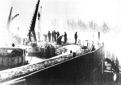 La costruzione del muro di Berlino nel 1961. Foto dai National Archives via Wikimedia Commons