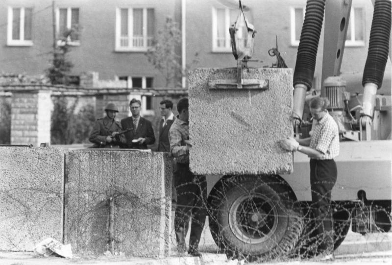 Nell'estate del 1961 il governo della Repubblica democratica tedesca avvia la costruzione del muro di Berlino. Foto dal Bundesarchiv, Bild 173-1321 / Helmut J. Wolf / CC-BY-SA 3.0, via Wikimedia Commons